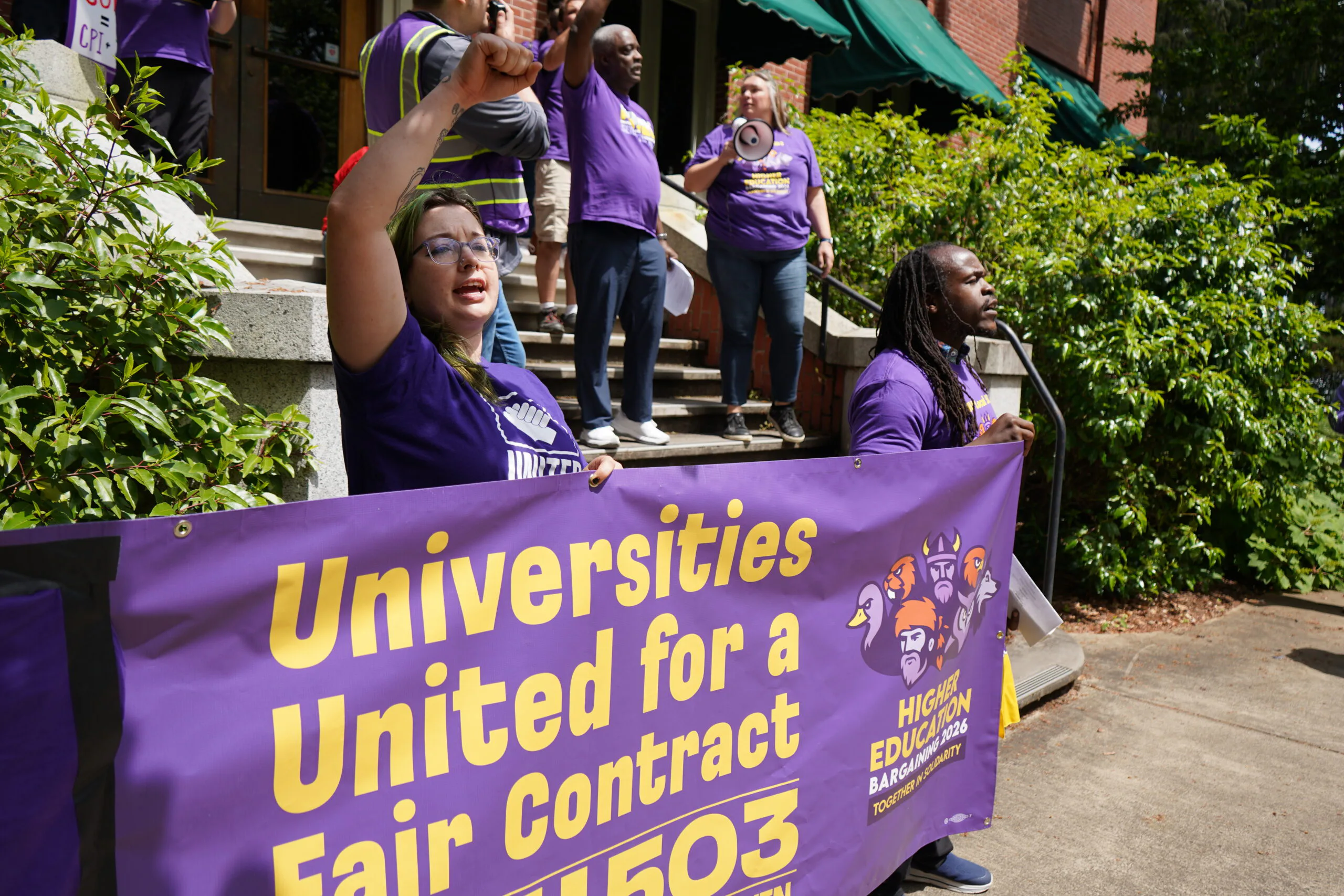 Trabajadores de educación superior se manifiestan en la University of Oregon en Eugene.
