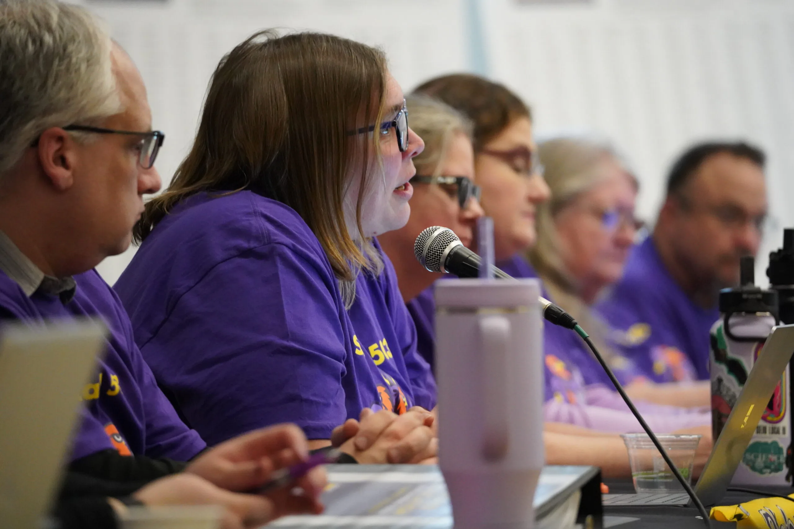 La directora ejecutiva de SEIU Local 503, Melissa Unger, lee la declaración inicial de negociación de educación superior.